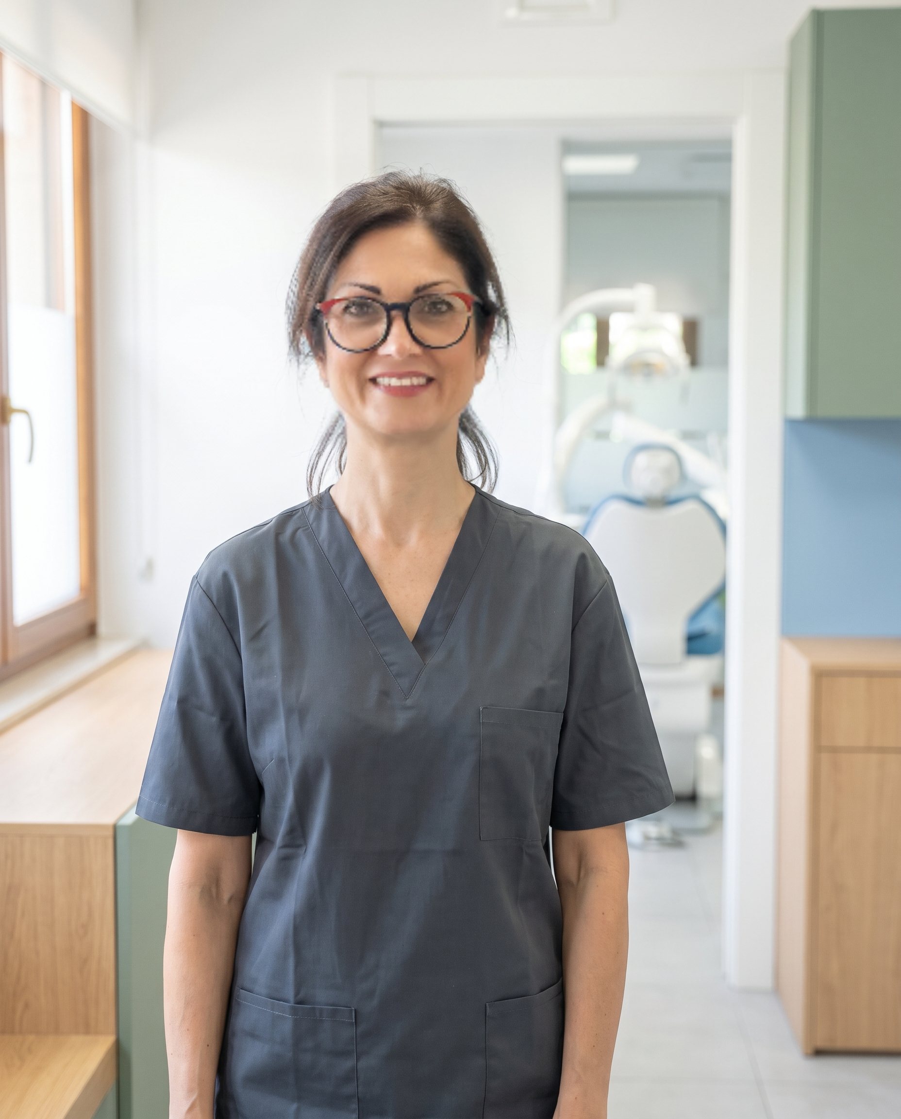 Ortodonzia a Pistoia: la Dott.ssa Erika Schioppa, odontoiatra, nello studio in cui riceve